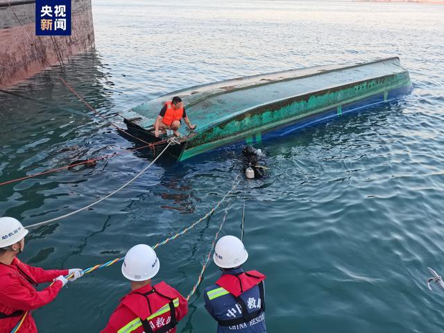 广东深圳一渔船翻扣两人被困 救助潜水员紧急救援_手机新浪网