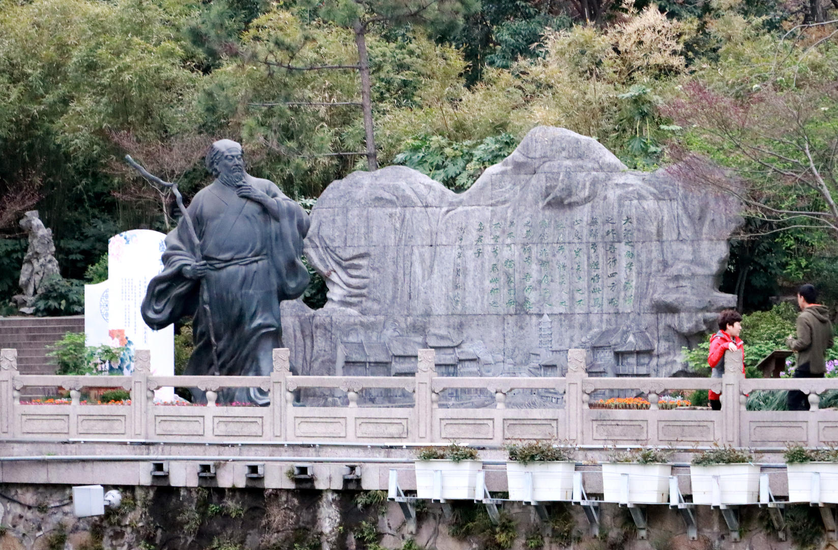 江苏常州，东坡公园仰苏阁古建筑附近的东坡雕像。图据：视觉中国