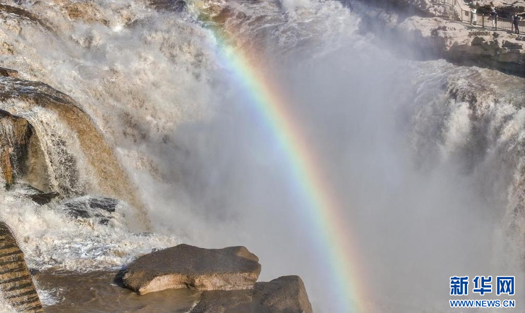 11月16日,黄河壶口瀑布上出现一道绚丽的彩虹.