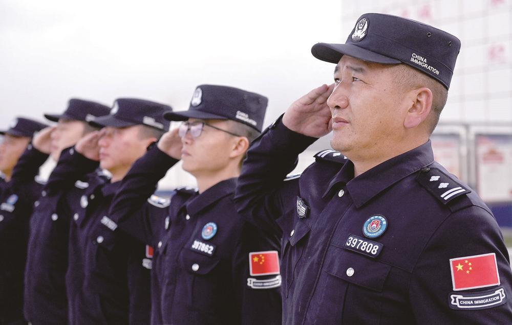 索朗达杰(右一)和战友们向国旗敬礼.本报记者 田福良 摄