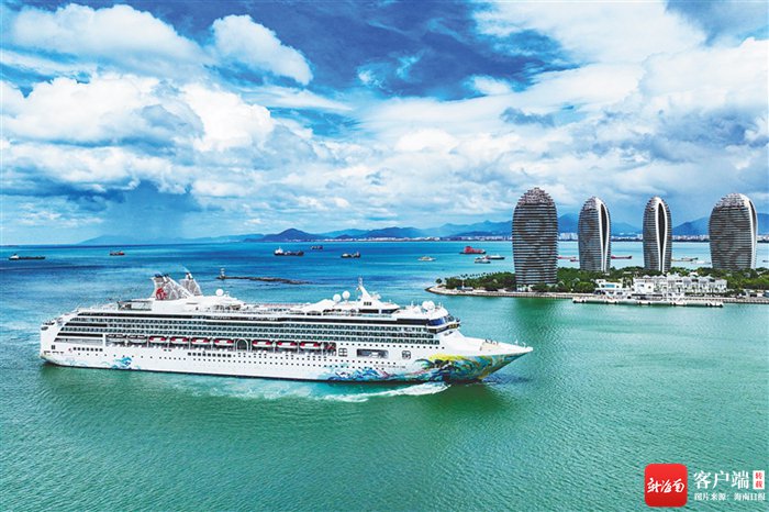 由香港启程的"名胜世界壹号"邮轮到达三亚.记者 王程龙 摄