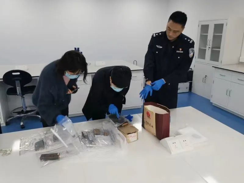 检察官在察看物证.