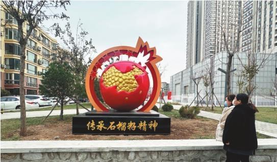 同心共筑中国梦"标志性建筑和"铸牢中华民族共同体意识"立体字及党徽