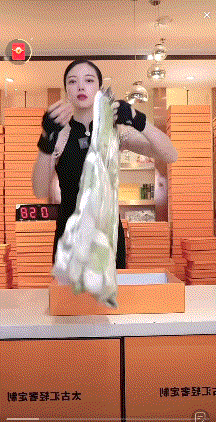 新晋“带货一姐”郑香香丨图源：抖音@郑香香视频截图