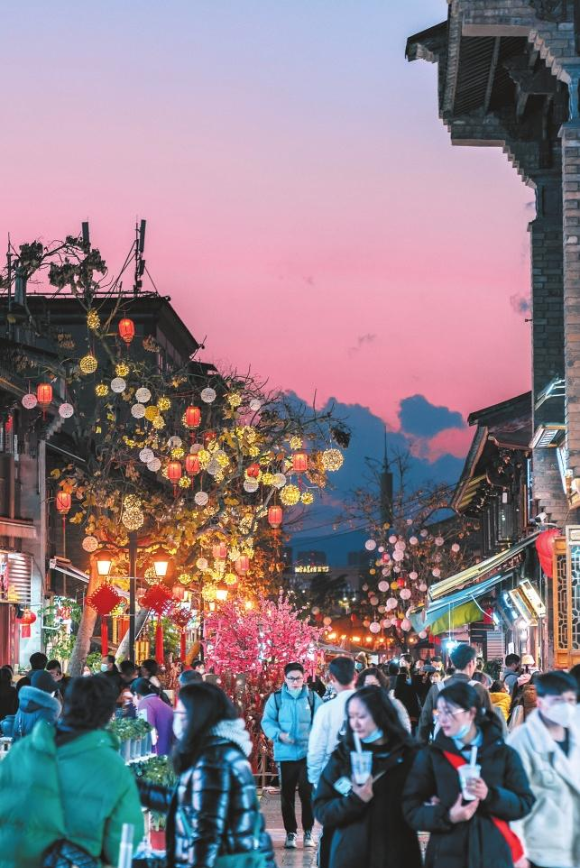 步行街展新颜:昆明老街的各种土特产,老字号都能通过扫码购买;南屏商