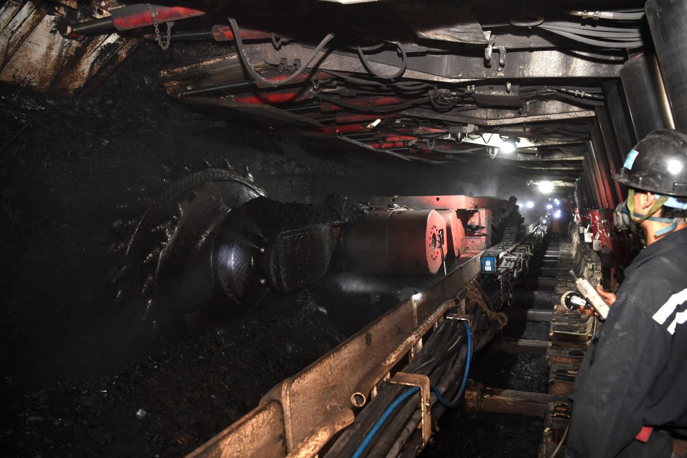 煤矿工人在开采电煤.新华社记者韩旭 摄