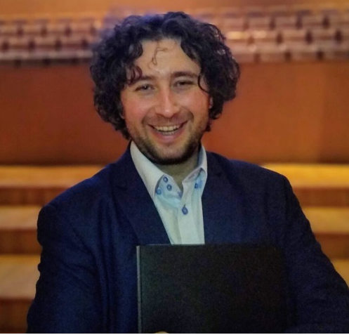 他自 2009 年起加入华沙男孩合唱团,最初担任歌手,后来担任艺术总监