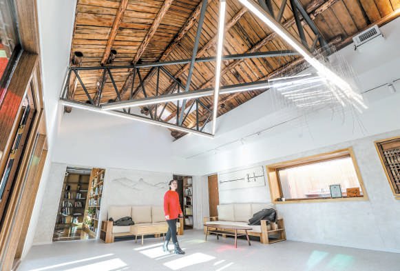 &ldquo;零舍&rdquo;的墙有一米厚，门窗气密性也好，室内温暖如春。本报记者 武亦彬 摄