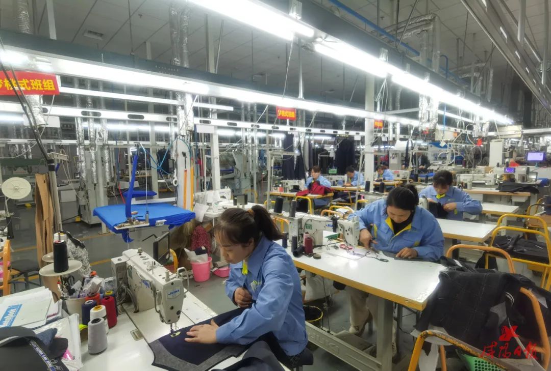 陕西咸阳杜克普服装有限公司生产车间内,工人在赶制服装
