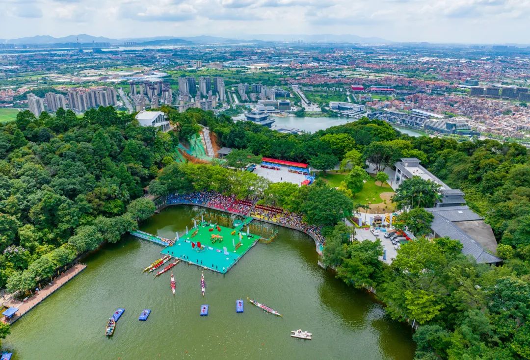 年南海超级龙舟联赛——西樵镇"半山扒龙船"锦龙盛会在西樵山天湖举行