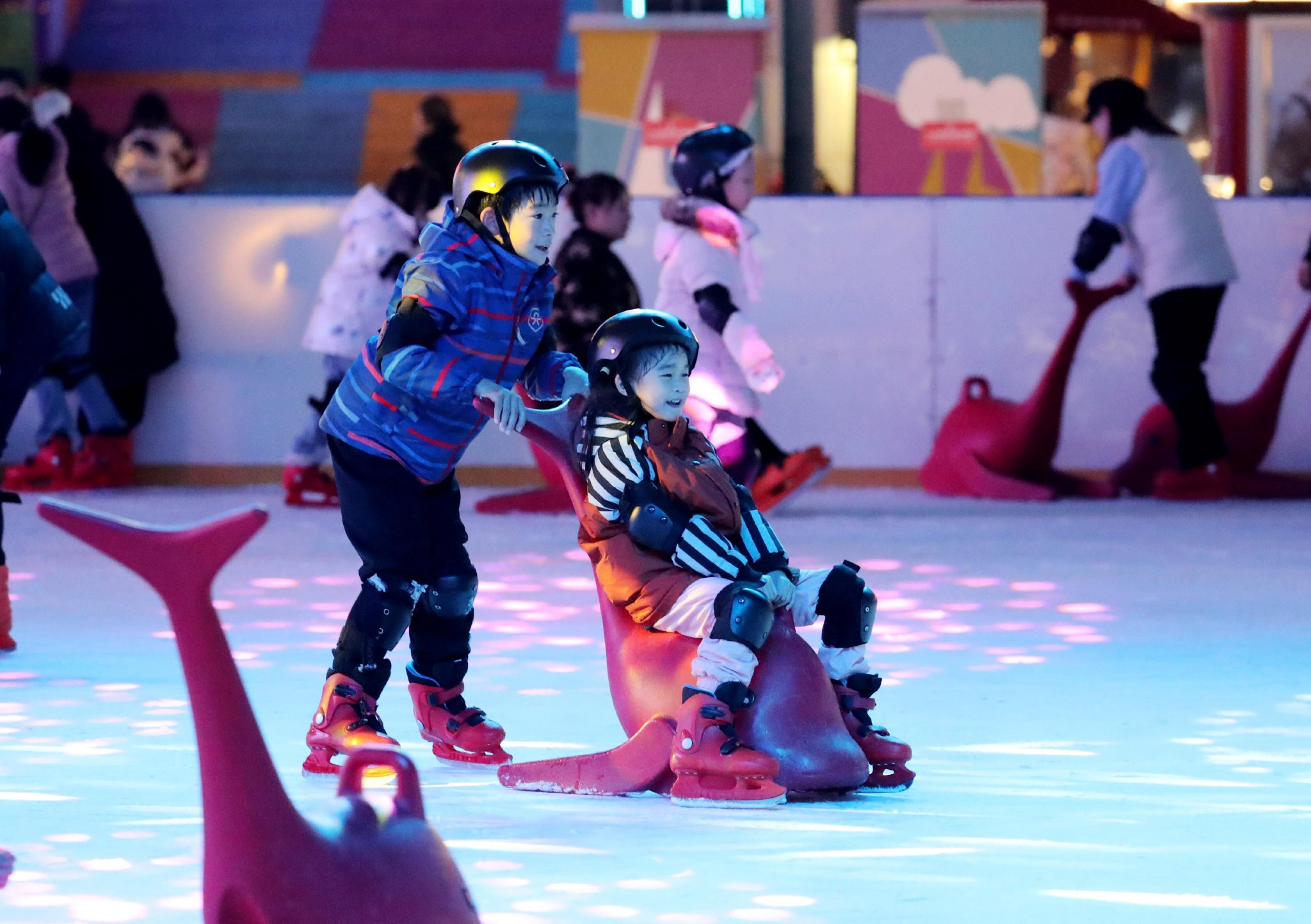 滑冰场上热闹非凡.