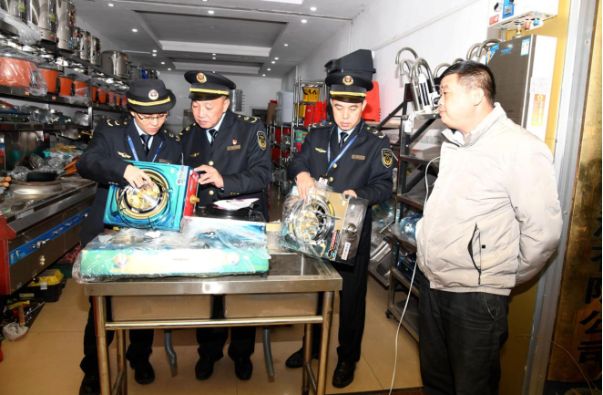 图为来宾市市场监管局执法人员在检查家用燃气器具质量安全