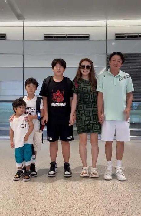 邹市明一家五口