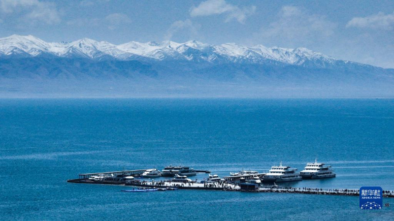 资料图片:在青海省海南藏族自治州共和县境内拍摄的青海湖二郎剑景区