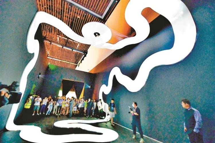 深圳美术馆(新馆)开馆系列展览吸引众多观众打卡.