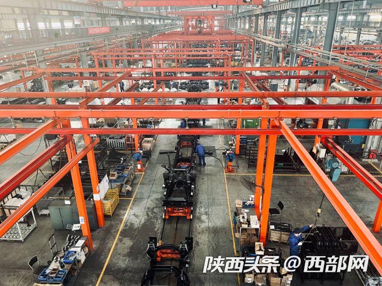 俯瞰同力重工生产车间.