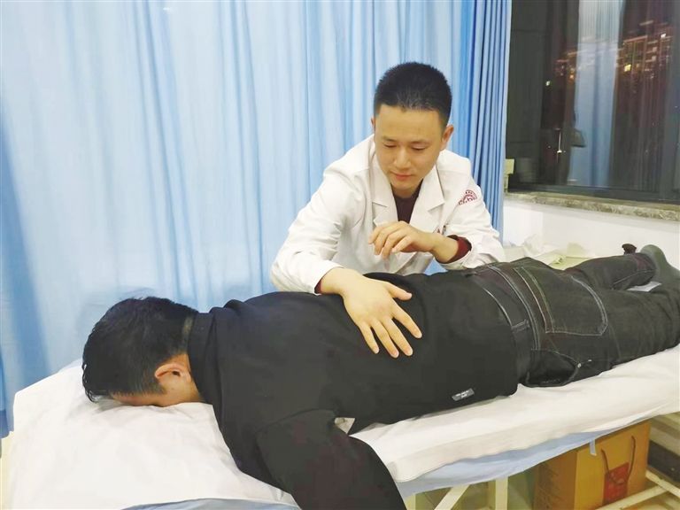 11月17日,在西安市中医医院针灸推拿康复科延时门诊,医生为患者做推拿