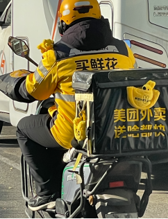 (外卖骑手餐箱装饰了限定周边)