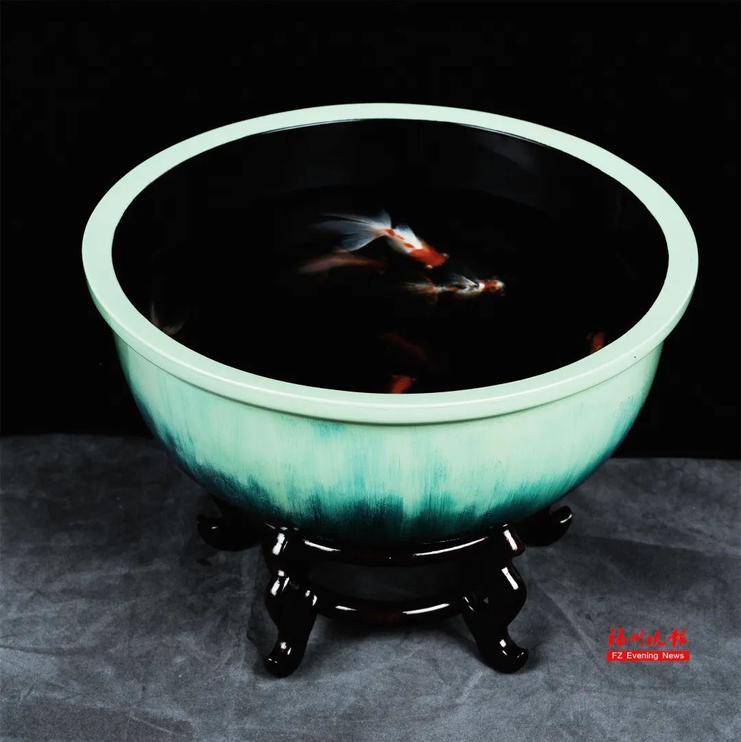 中国工艺美术大师,国家级非遗传承人郑益坤《脱胎鱼缸》