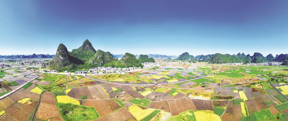 11月17日在广西柳州市柳江区百朋镇拍摄的怀洪村景色(无人机全景照片)