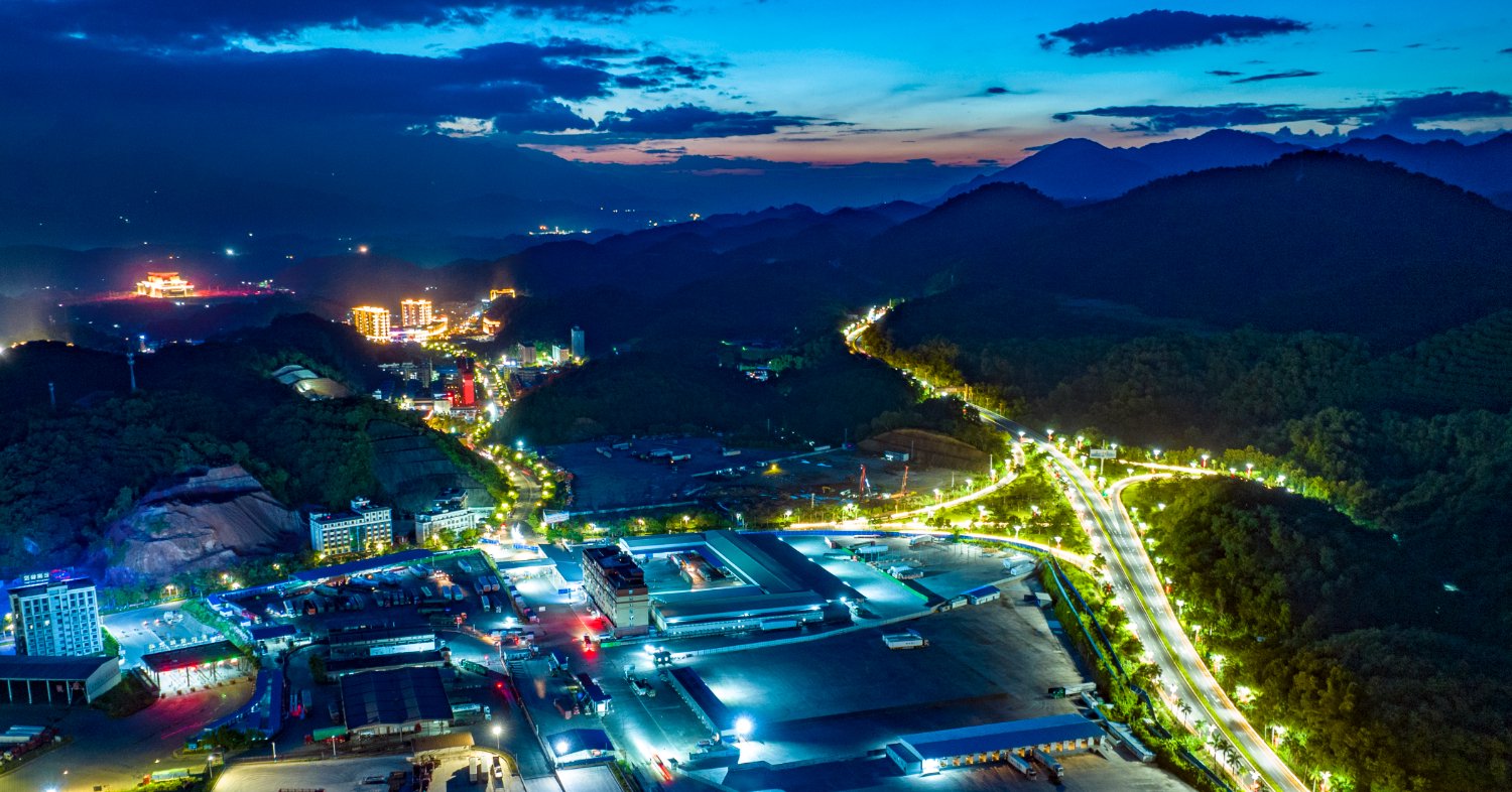 图为河口北山国际货场夜景(陶奕林 摄)