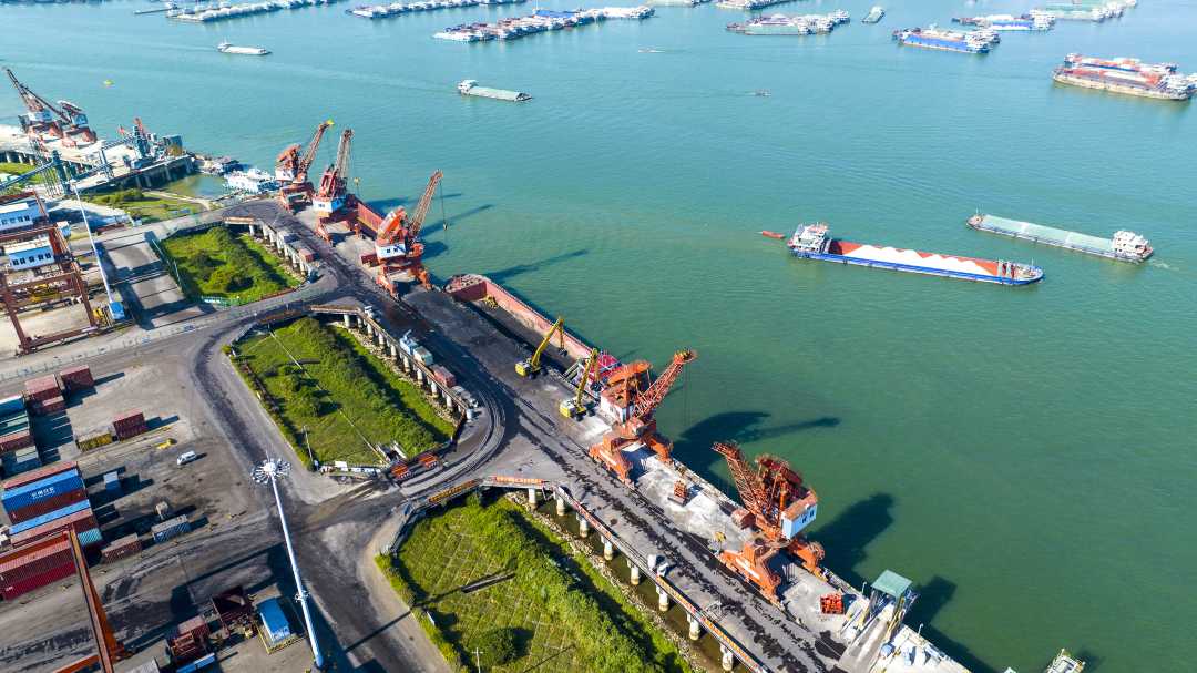 11月21日,广西梧州临港经济区赤水港码头车来船往,货物装卸繁忙有序.