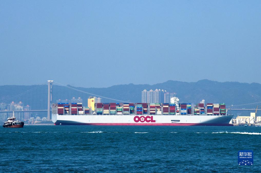 11月20日,一艘东方海外货柜航运有限公司集装箱船驶向香港货柜码头.