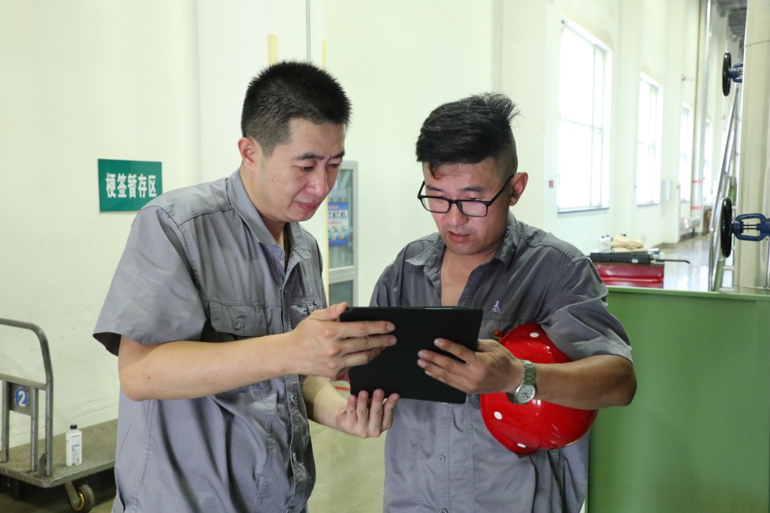 滕州卷烟厂员工使用智能终端查看生产任务