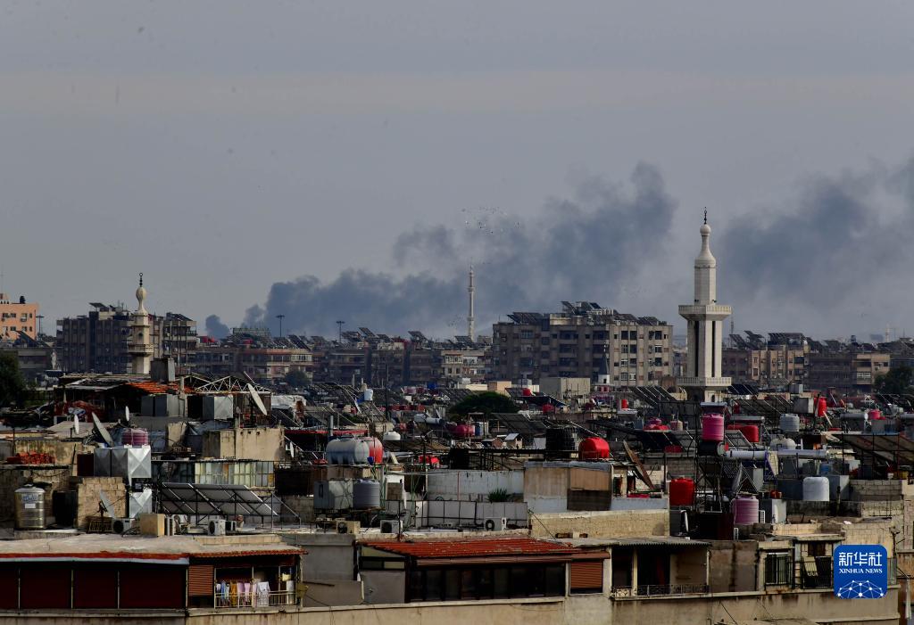 11月22日,叙利亚大马士革附近遭以军袭击后冒起浓烟.