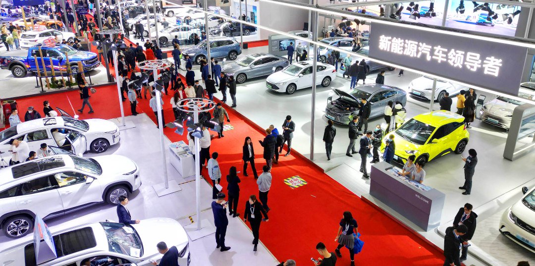 11月22日,2023第12届哈尔滨秋季车展在哈尔滨国际会展中心开幕,143家