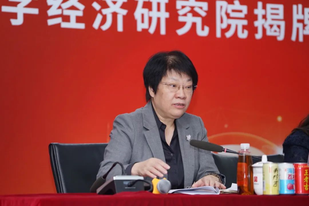 活动现场广州市委编办副主任吕忠才,广州市国资委党委委员,总经济师郭