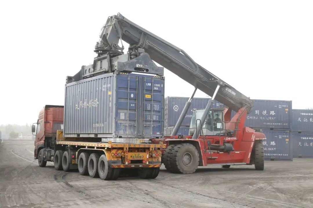 图为新疆喀什铁路货场内正面吊正在将块煤敞顶箱吊装至汽车内送达购销点。艾山江·土尔孙 摄