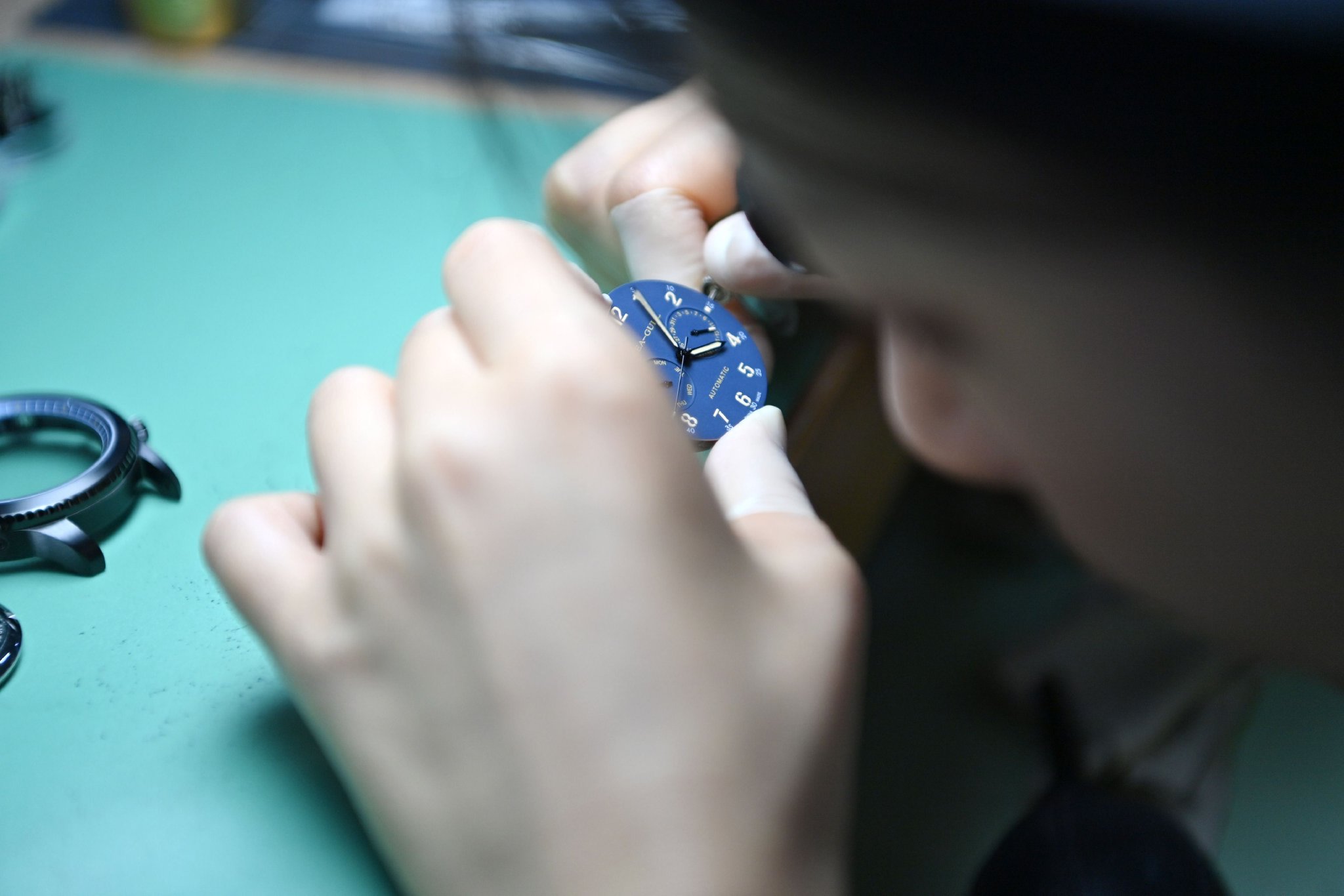 今年5月，天津海鸥表业集团生产车间内，员工在操作台前组装手表 图片来源：新华社