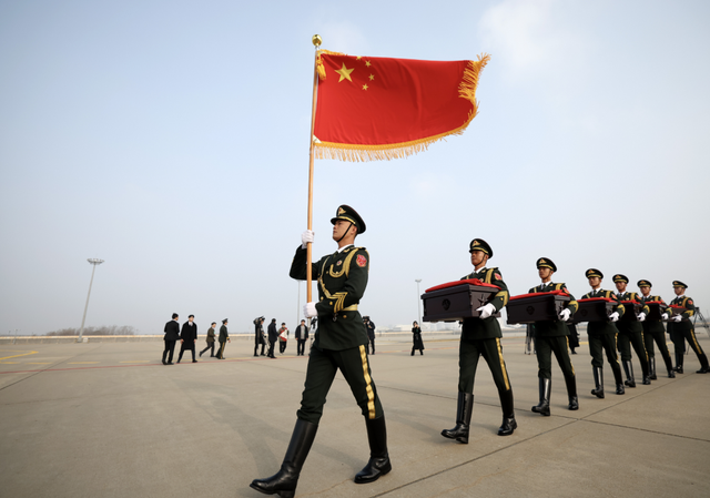 11月23日,在韩国仁川国际机场,中国人民解放军礼兵准备护送烈士棺椁登