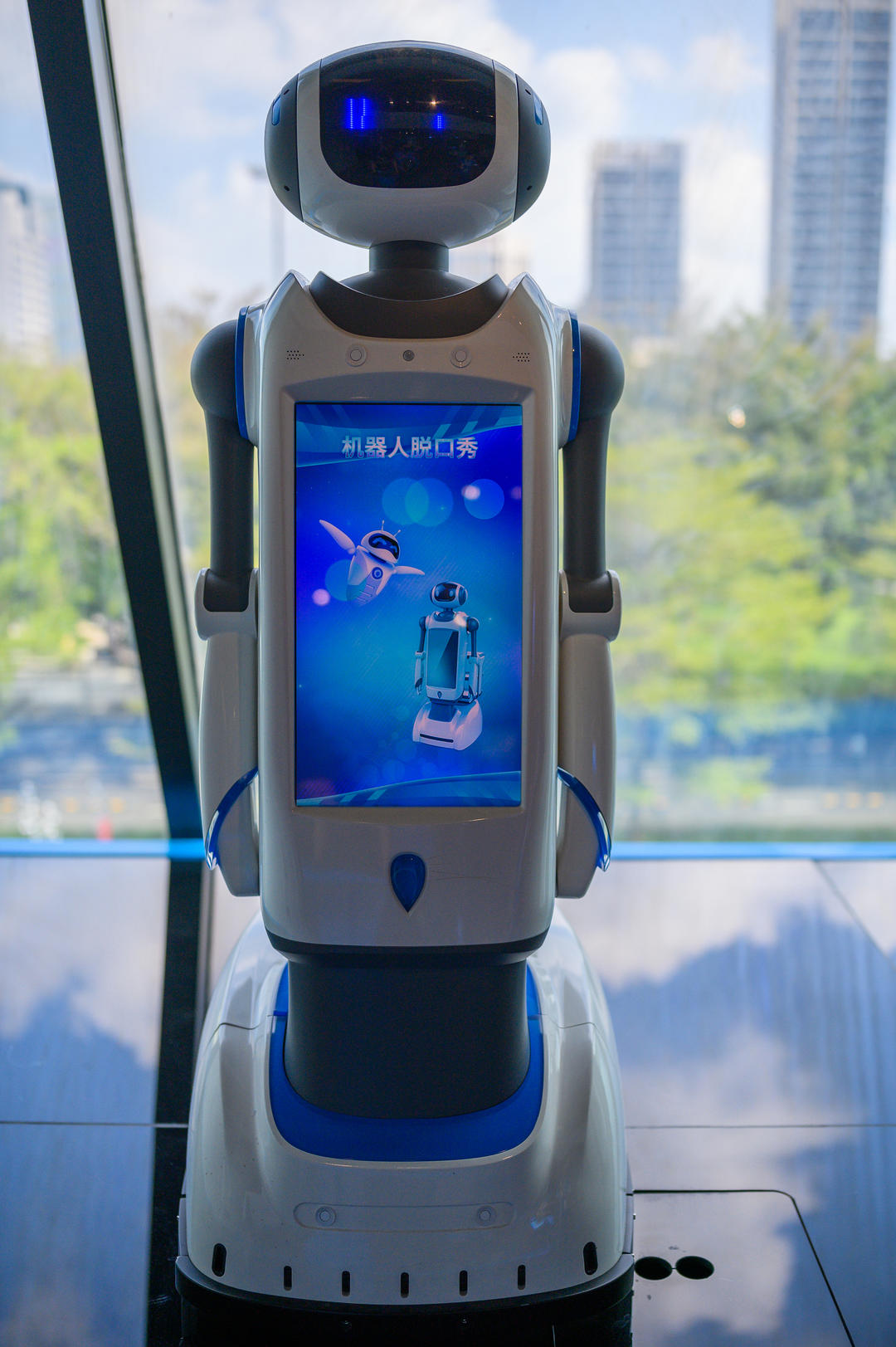 2023年11月4日,深圳龙岗区科技馆里展出的人工智能机器人.