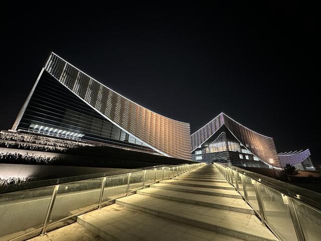 北京艺术中心在运河畔亮灯。北京建工总承包部供图