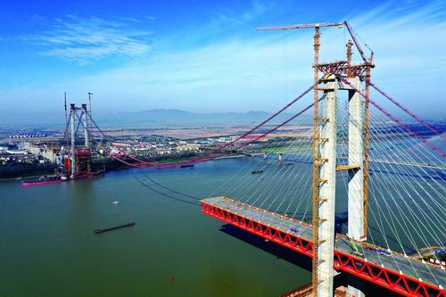 京台高速铜陵长江公铁大桥南北"牵手"