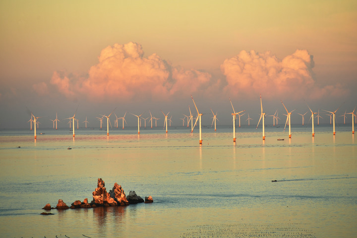 9月13日拍摄的大连庄河海上风电项目。目前，大连庄河已建成海上风电项目4个，装机容量105万千瓦。新华社记者 杨青 摄