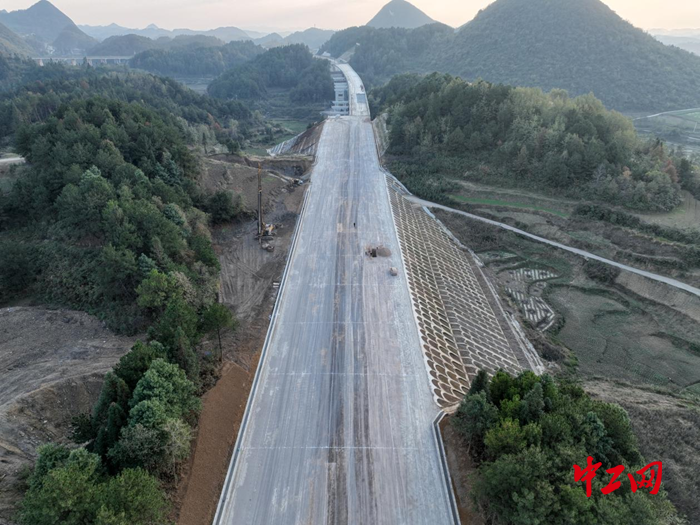图为乌长高速项目成功交验的首段路基. 吴海涛 摄