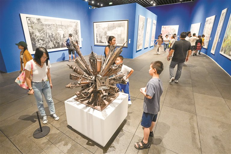 深圳美术馆(新馆)近期展览掀起观展热潮. 深圳晚报记者 严文婷 摄