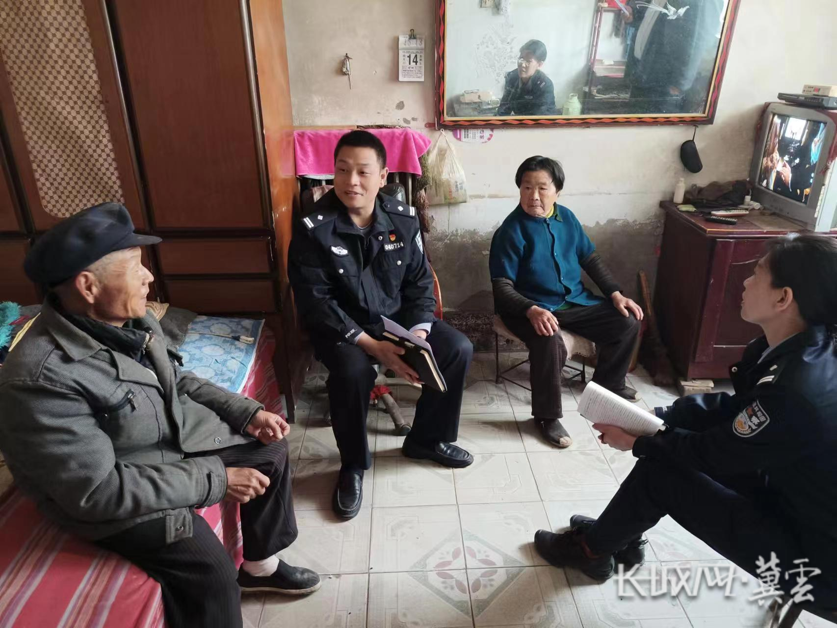 工作人员入户走访调查.定州市公安局供图