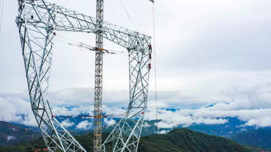 输变电工程线路工程抱杆立塔 (何炜摄)国网福建电力公司围绕卫星普查