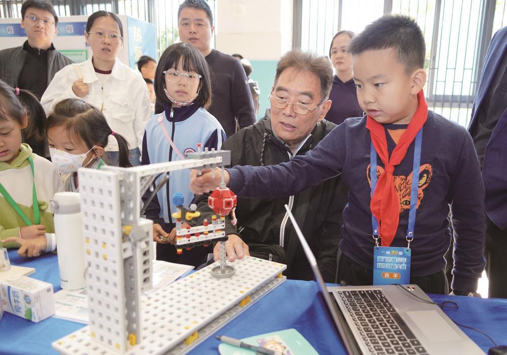 大赛现场,参赛选手向观众介绍自己的参赛作品. 林梓健 摄