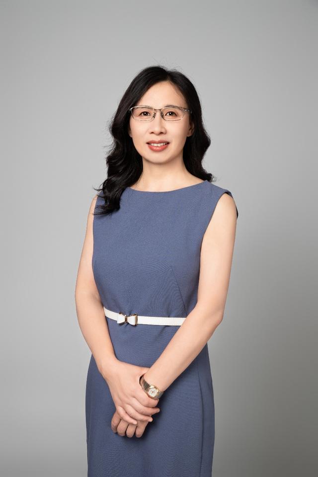 徐文娟,上海博物馆研究馆员,中国古籍保护协会传统写印材料研究专业