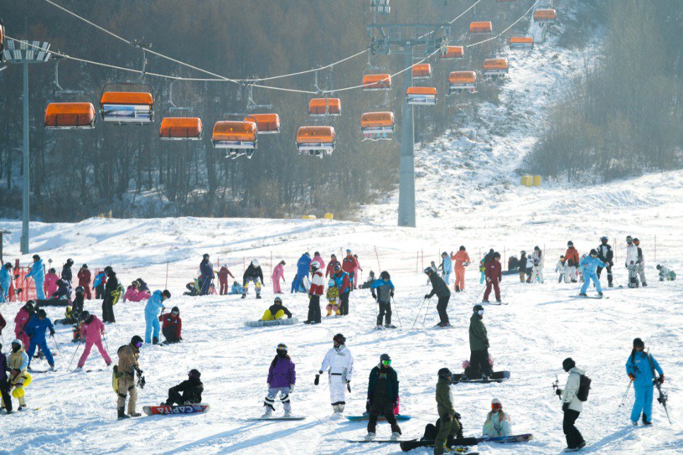 11月18日,滑雪爱好者在吉林省吉林市万科松花湖度假区滑雪.