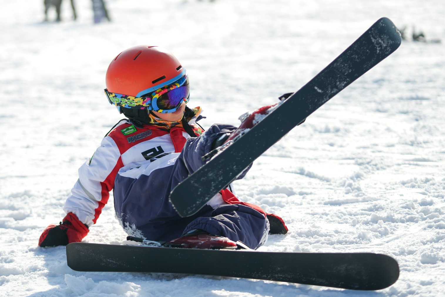 2023年11月18日,一名小朋友在吉林市万科松花湖度假区滑雪.