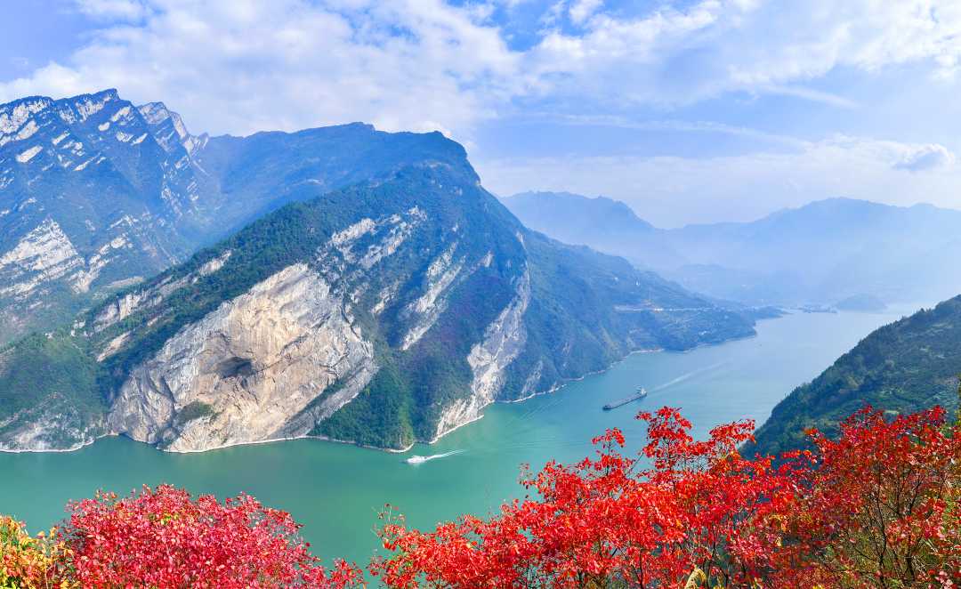 初冬时节,长江三峡西陵峡两岸红叶尽染,与青山绿水相映成景,美不胜收.