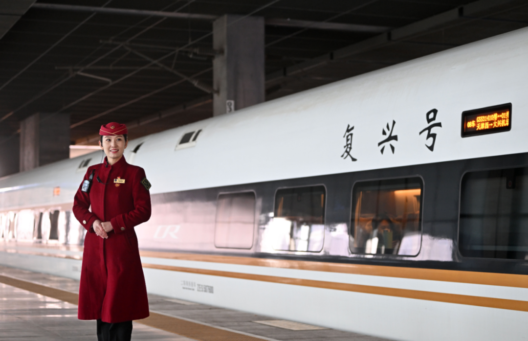 11月23日,列车长在运行试验车前演练候客.新华社记者 李然 摄