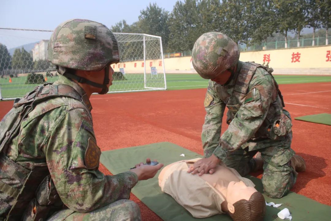 在战场环境下的自救互救操作能力全面检验普通官兵相组合的考核课目单