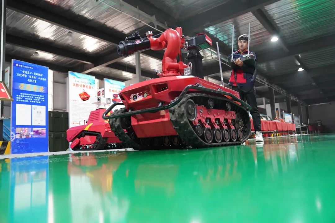 技术人员对投弹式高层建筑干粉消防车上的灭火弹发射装置进行探测瞄准